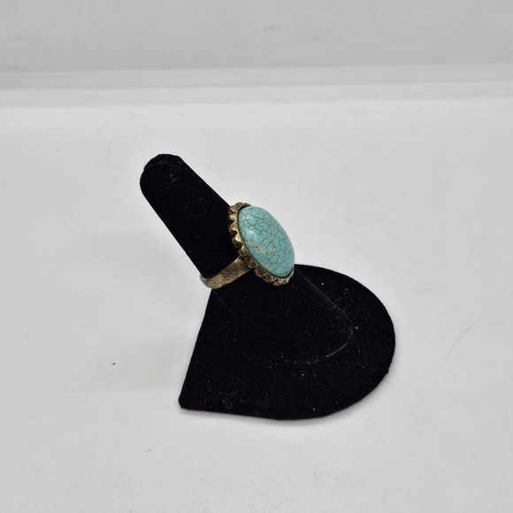 gold tone faux turquoise cocktail ring with scalloped edge size 6.75 - Picture 2 of 3